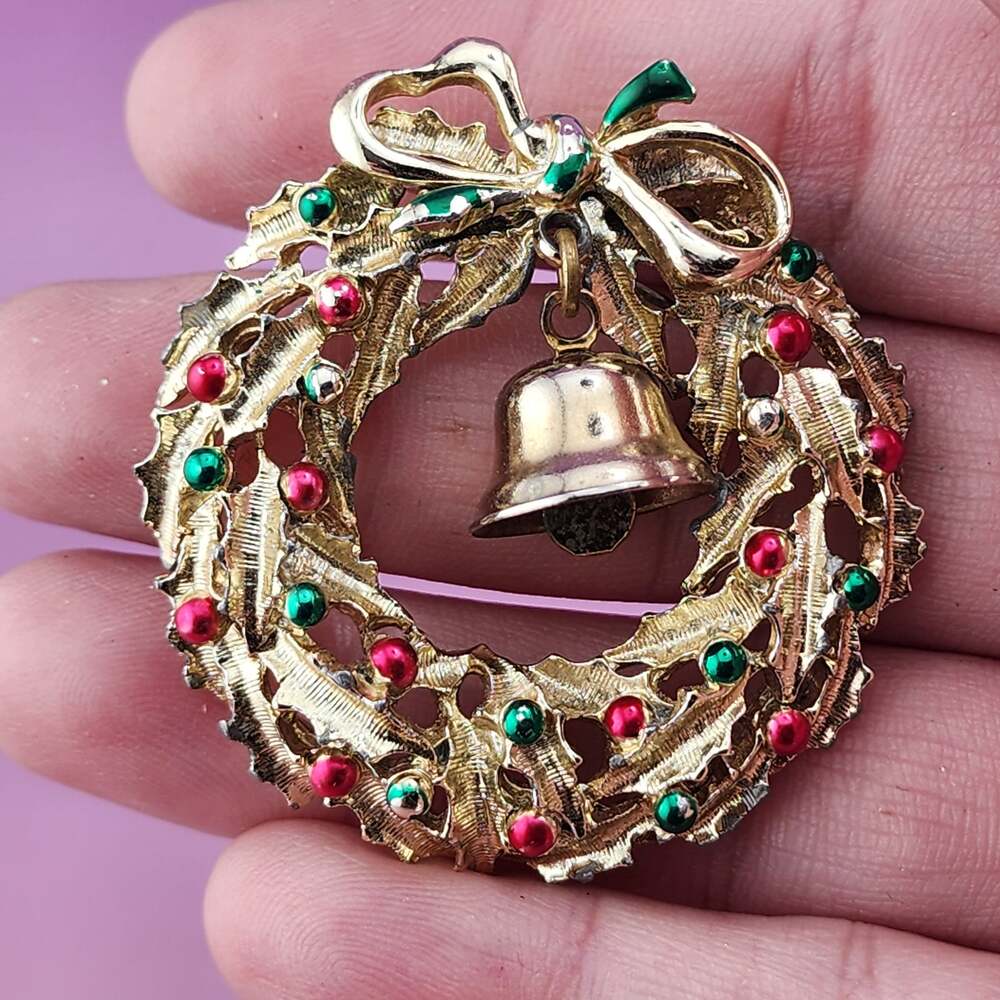 Vintage 90s Christmas Wreath Brooch Dangling Bell Red Green Gold Tone Pin